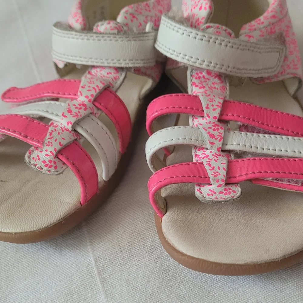 Clarks Kids Sz 5.5 Sandals